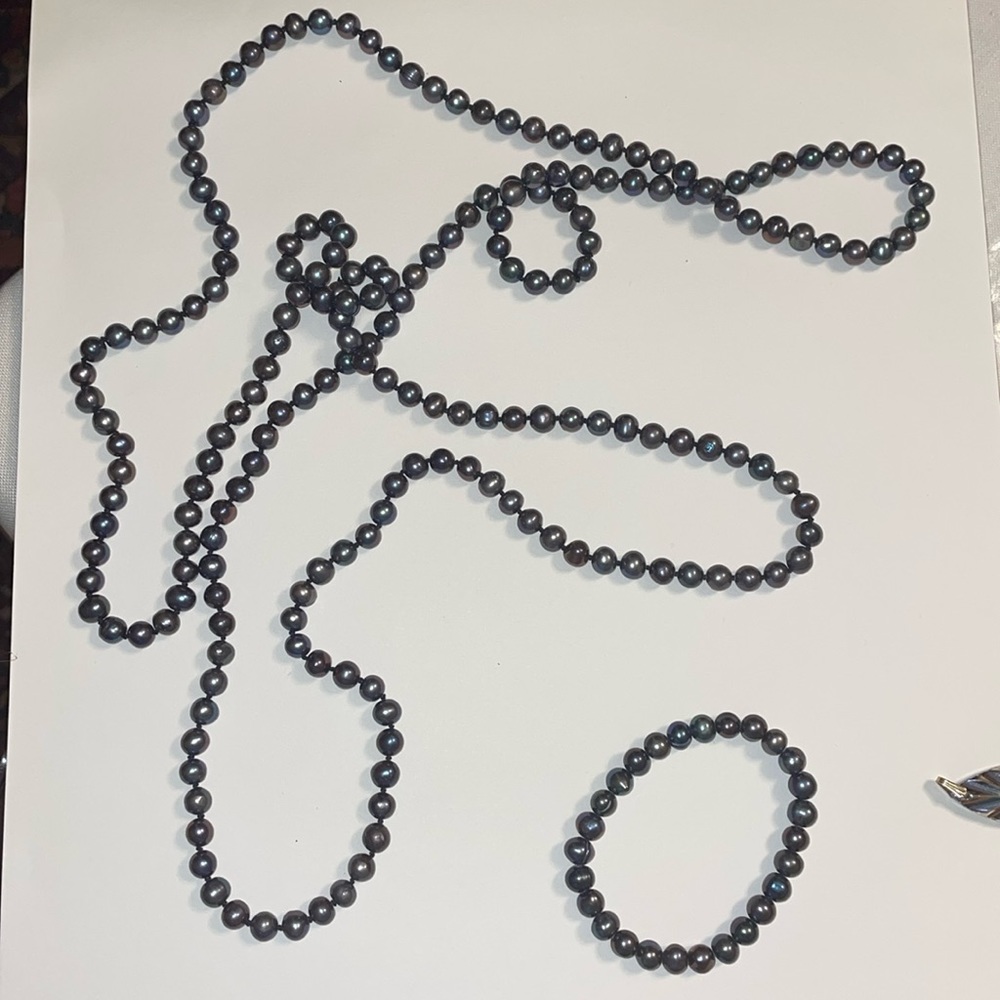 Genuine fresh water Black Pearls 30” hand knotted w/ matching bracelet